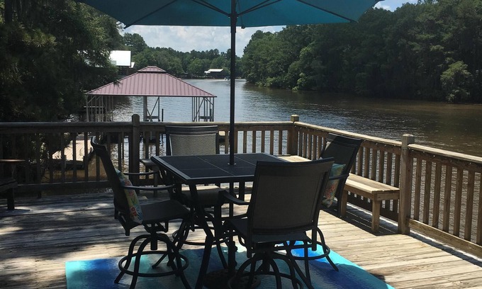 Jefferson Cabin | Cozy Riverfront Cabin on Caddo Lake with Scenic Views