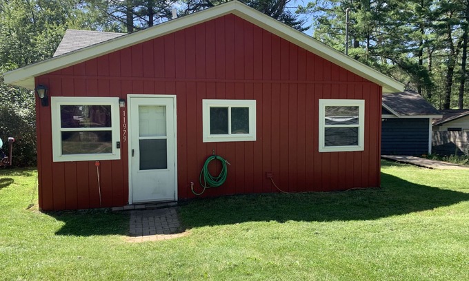 Roscommon Cabin | Riverside Retreat: Guest Rated 9.8 with Family-Friendly Amenities