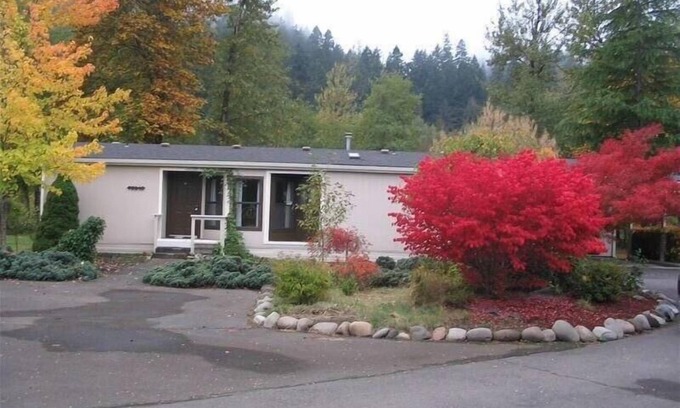 Westfir Cottage | Pet-Friendly River Front Cottage by the Willamette River
