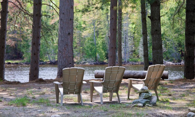 Paradise Cabin | Riverside Retreat: Family-Friendly with Ocean Views
