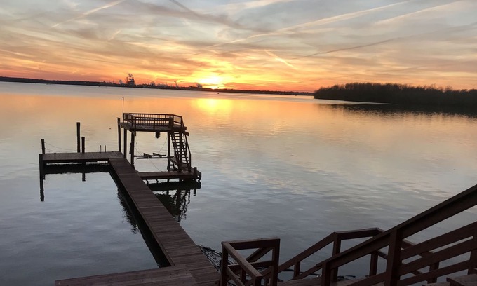 Charles City House | River-front estate, beautifully updated. Located on the historic James River.
