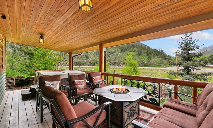 Drake Cabin | Cozy Big Thompson Cabin: Pet-Friendly Near RMNP & Loveland