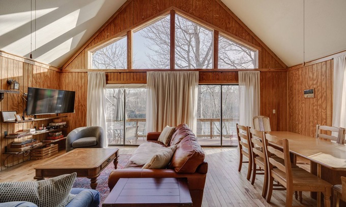 Wilburn Cabin | Quaint Riverfront House for Ten with Breakfast & Kitchen