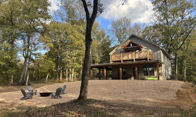 Murfreesboro Cabin | Idyllic Riverfront Retreat near Lake Greeson with Hot Tub