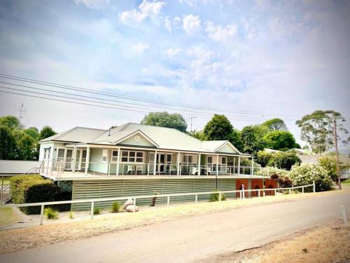 Tocumwal House | River Front Retreat on Hennessy – Guest Rated 10/10