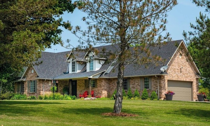 Cayuga Cottage | River front paradise, boat, kayak, swim, go to the racetrack, have fun, relax!