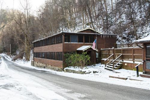 Elkins Hotel | Pet-Friendly River Front Resort with Breakfast Included