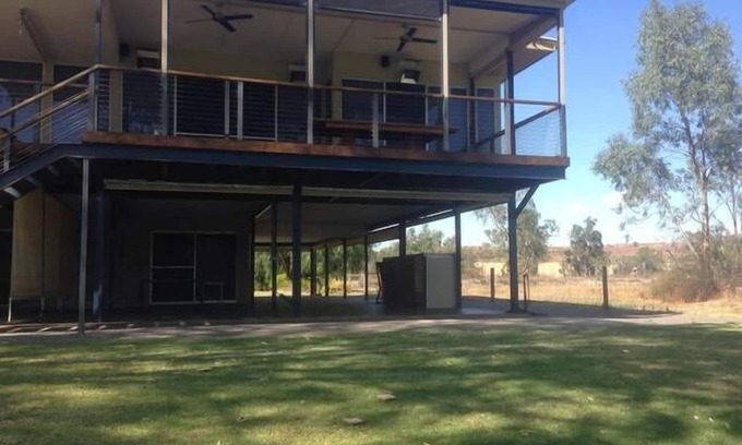 Caurnamont House | River Gem Retreat - Family-Friendly with Kitchen Amenities