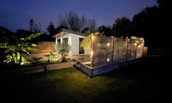 Wraysbury House | Inviting River Guest House with Jacuzzi & Boat Hire