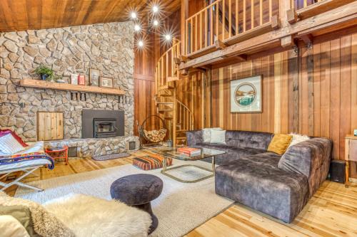 Welches House | Experience River Hütte: 10/10 Rated with Hot Tub Access