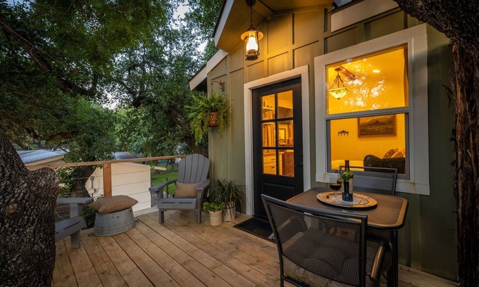 Gruene Apartment | Idyllic Treehouse Retreat in Gruene with Lake View & Kitchen