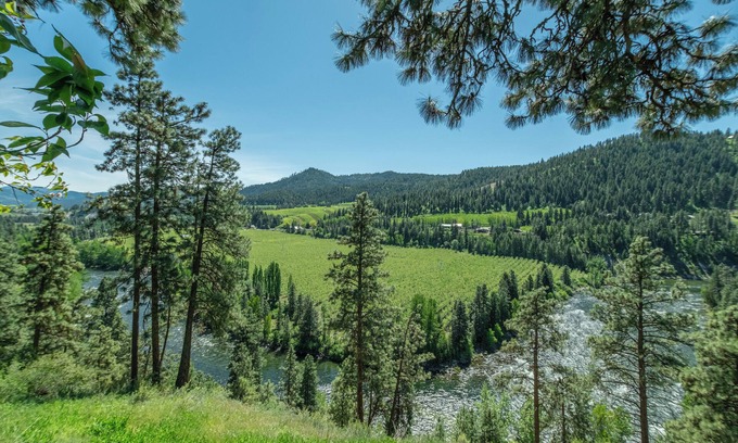 Leavenworth House | River Heights Retreat: Hot Tub, Pet Friendly & High Rating