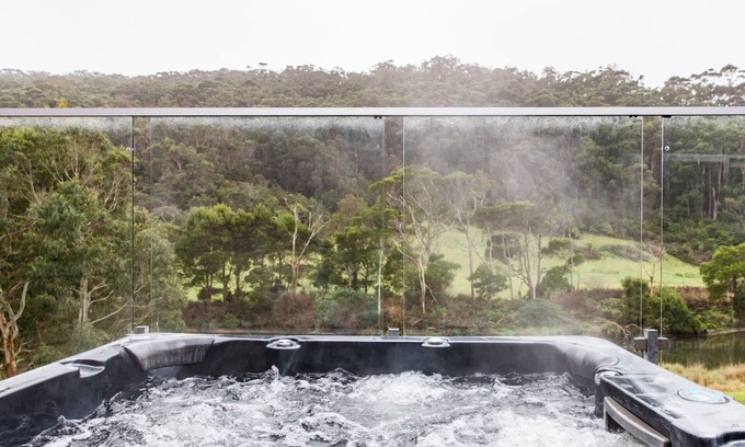 Kennett River House | River House - Idyllic Riverside Retreat with Spa and Pool