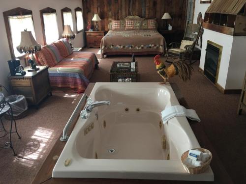 Grassy Creek Bed & Breakfast | Experience Comfort at River House Inn - 4 Star Ratings