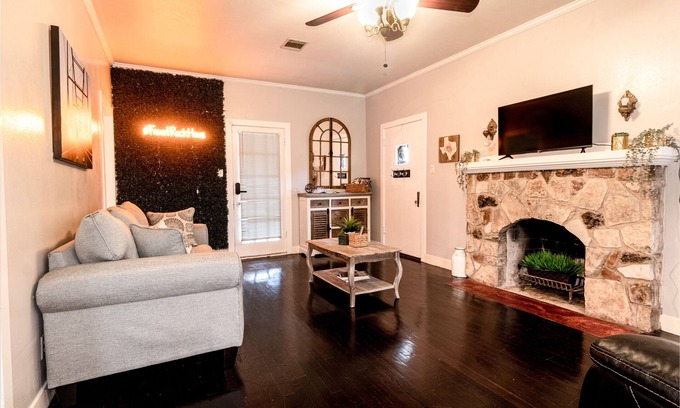New Braunfels House | River House: Guest Rated 10/10 with King Bed & Yard