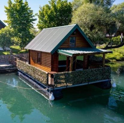 Karuc House | Welcoming River House: Family-Friendly Retreat Awaits