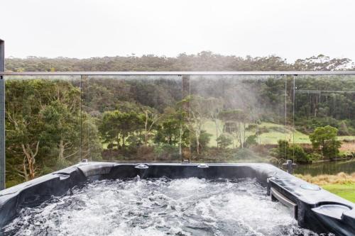 Kennett River House | Experience River House: Oceanfront Retreat with Hot Tub