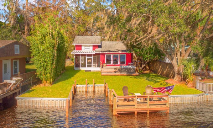 Ormonds Jungle Den Camp Sites House | River House Retreat with Spa and Boat Docks - 10/10 Rating