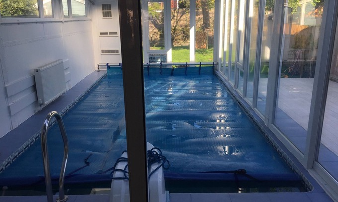 Richmond-upon-Thames House | River House: Heated Pool, Parking & Garden Retreat Awaits