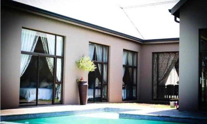 Parys House | River House: Pet-Friendly Retreat with Pool and Kid Fun