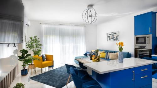 Sarvar Apartment | Oceanfront River&Lake Luxury Apartment with Hot Tub & Views