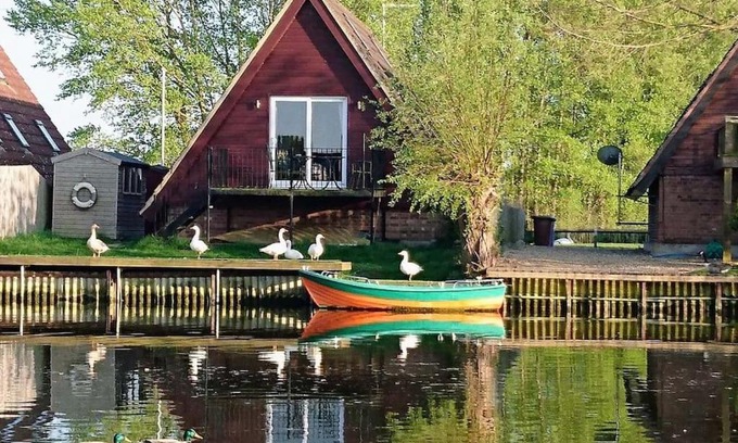 Thistley Green Ski Chalet | Relax at River Lark Lodge - Pet and Child Friendly Retreat