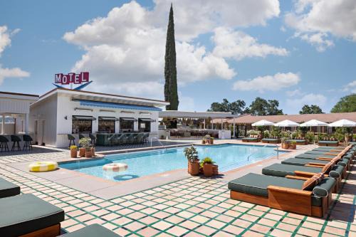 Paso Robles Hotel | Relaxing River Lodge Paso with Ocean Views & Pool Access