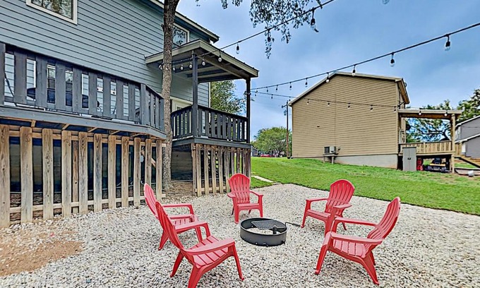 Kingsland House | Exceptional River Oaks Dream: Pet & Child-Friendly Retreat