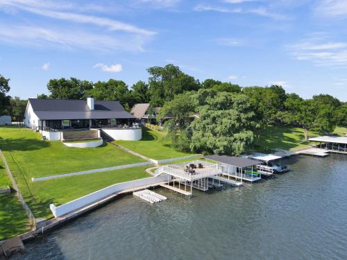 Kingsland House | Elegant River Oaks Lakeshore Retreat with Concierge Services