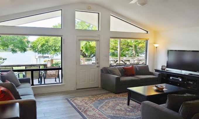 Kingsland House | River Oaks R&R: Guest Rated 10/10, Pet & Child Friendly