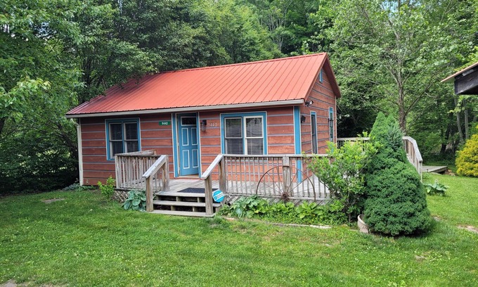 Warrensville Cabin | Cozy River Otter Cottage: Ideal for Family Adventures