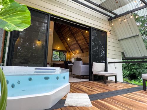 La Fortuna House | River Paradise Cabin with Private Jacuzzi