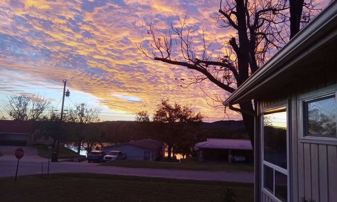Burnet House | River Perch is Texas Wine Country Meets Lake LBJ Life-Hot New Restaurant Center!