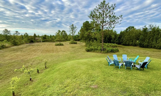 Fedhaven House | Exquisite River Ranch Farmhouse with Family-Friendly Amenities
