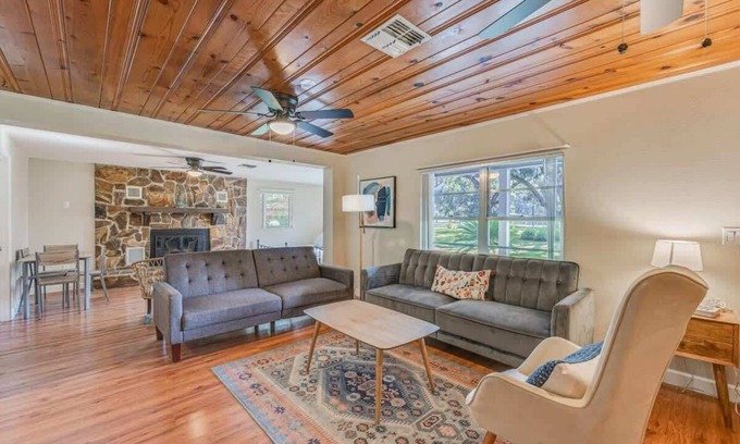 Chassahowitzka House | Experience Comfort at River Rat Flat with Full Kitchen