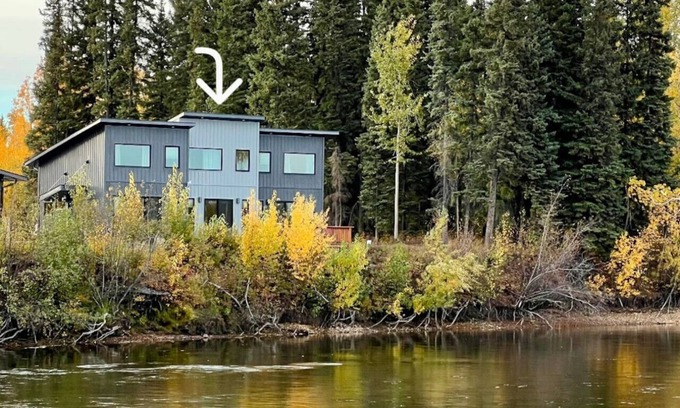 Fairbanks House | River Rest 2: Ideal Riverfront Stay in Prime Town Location