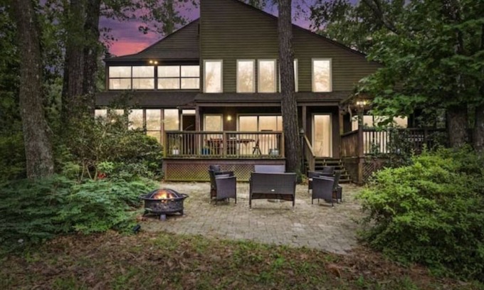 Covington Ski Chalet | Serene River Retreat: Family-Friendly Wooded Escape