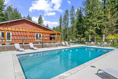 Leavenworth House | Relaxing River Road Lodge with Pool & Hot Tub Amenities