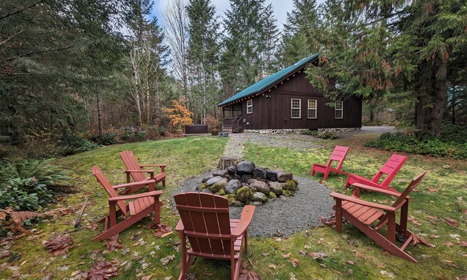 Skykomish Ski Chalet | River Rock Chalet: Pet Friendly with Hot Tub & EV Charger