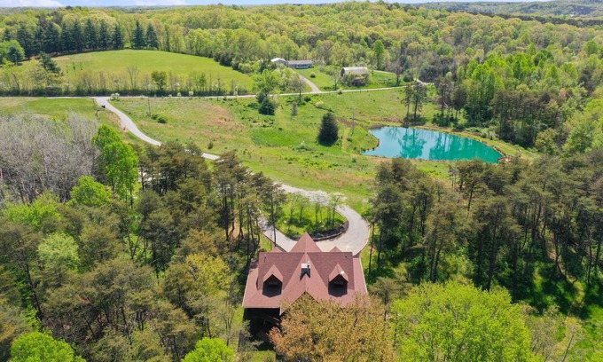 Logan Cabin | Top-Rated Lodge: Fishing Pond, WiFi & Bball Court Awaits!