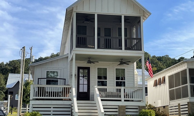 Guntersville House | River Rocks Friends Gather Here