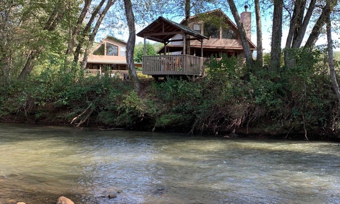 Murphy Ski Chalet | River Run Chalets: Riverfront Retreat with Family Amenities