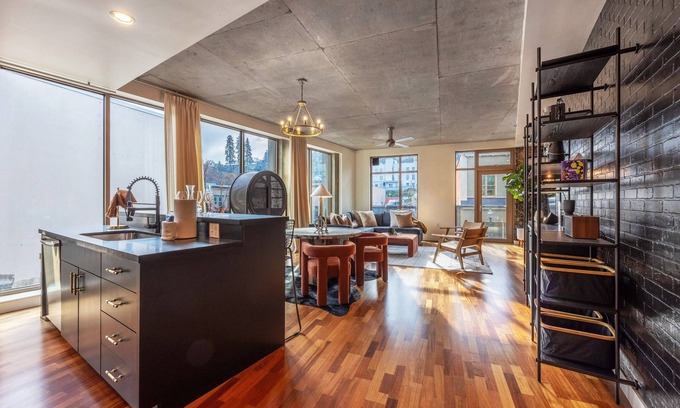 Hood River Condo | River Run Retreat - Stylish Downtown Loft, Heart of Hood River, Above Doppio