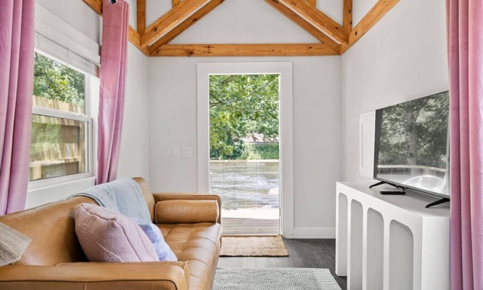 Sylva House | Guest Favorite: River Run Tiny House with Full Kitchen