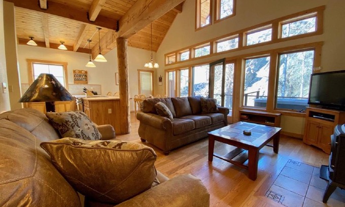 Winthrop Hotel | Experience River's Edge Resort: Rated 9/10 with Hot Tub