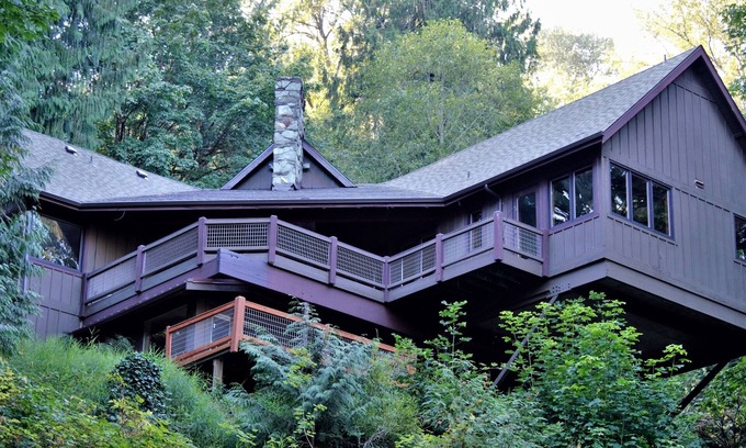 Fall City Ski Chalet | Experience River's Edge Retreat with Oceanfront Amenities