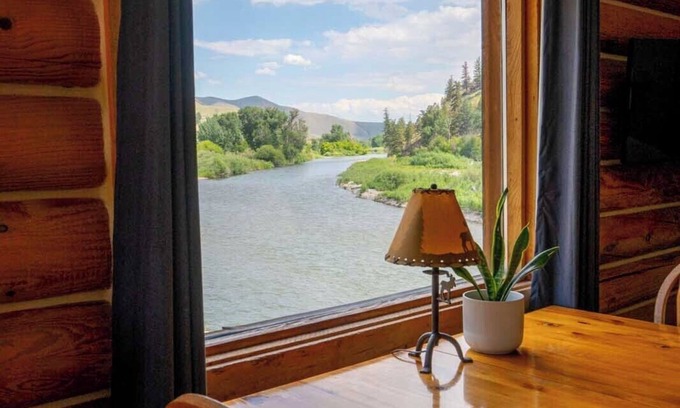 North Fork Hotel | River's Fork Lodge: Guest Rated 9.8 with Family-Friendly Perks