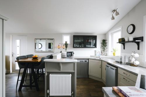Doolin Apartment | River Shack: Guest Rated 9.7/10 & Family-Friendly Amenities