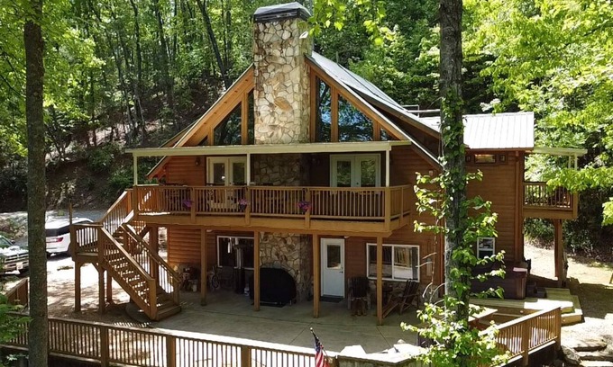 Helen Cabin | Riverside Retreat with Hot Tub and Scenic Views
