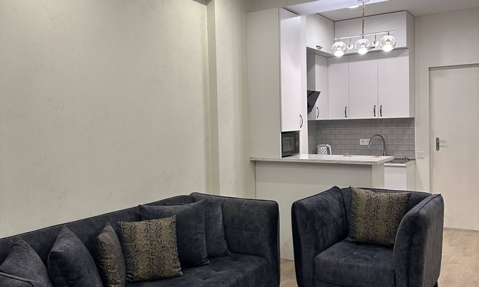 Avlabari Apartment | River Side: Family-Friendly Haven with Kitchen Amenities